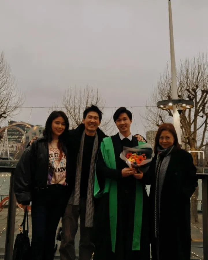 陈一心（左一）和父母陈之财（左二）、向云之前一起到伦敦出席陈熙（右二）的毕业典礼。（取自陈熙IG）