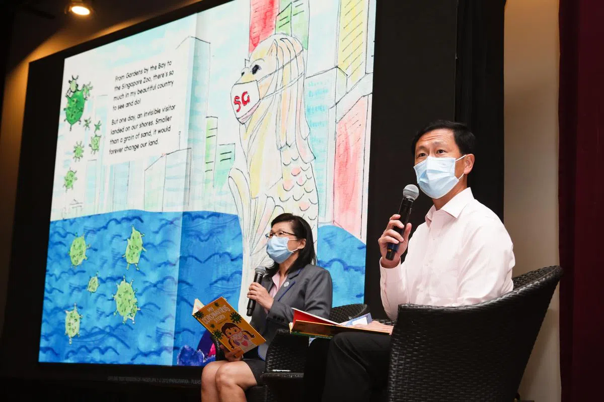 卫生部长王乙康（右）出席了新书发布仪式，并与梁玉心教授（左）一同进行了导读。（蔡家增摄）