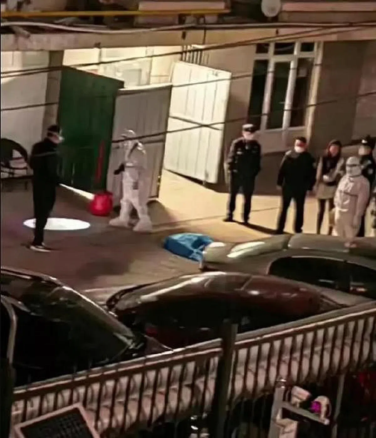 呼和浩特坠楼事件中，单元门外围的隔离围挡，阻挡了死者的女儿第一时间赶到母亲身边的路。（互联网）