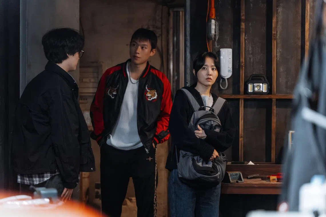 金圣喆（左）在剧中觊觎朴宝英手上的金条所以接近她。（Disney+提供）