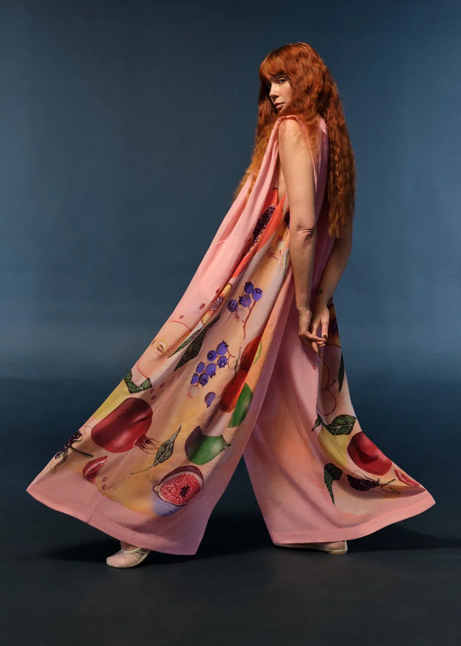 美国环保时尚女设计师布里安娜·兰斯将她的画作放上波西米亚风连衣裤。（& Other Stories提供）