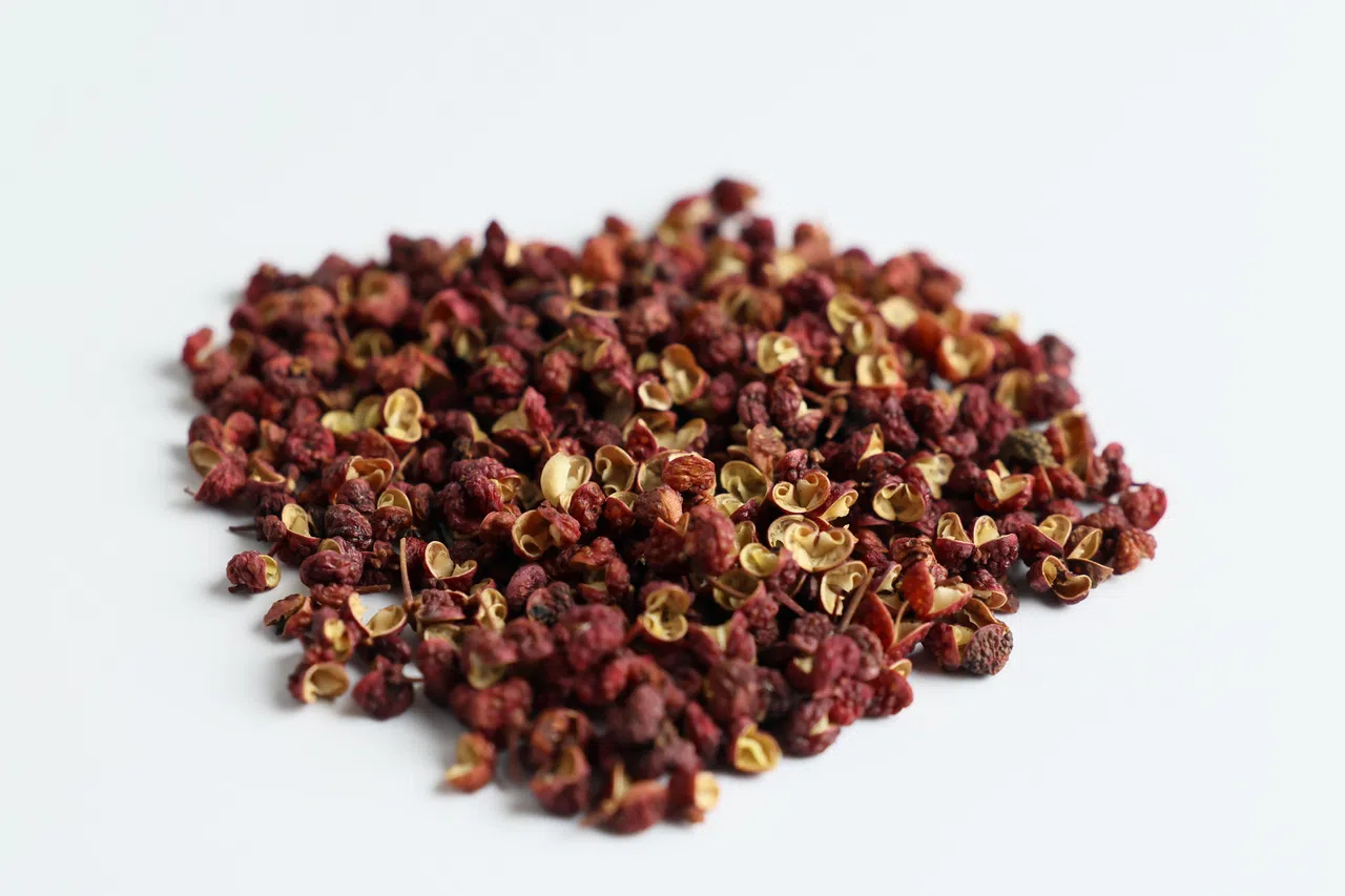 花椒味辛性温，具有健胃、温中散寒、除湿止痛的功效，但有“小毒”，不宜过量食用，以免引起上火或便秘。（龙国雄摄）