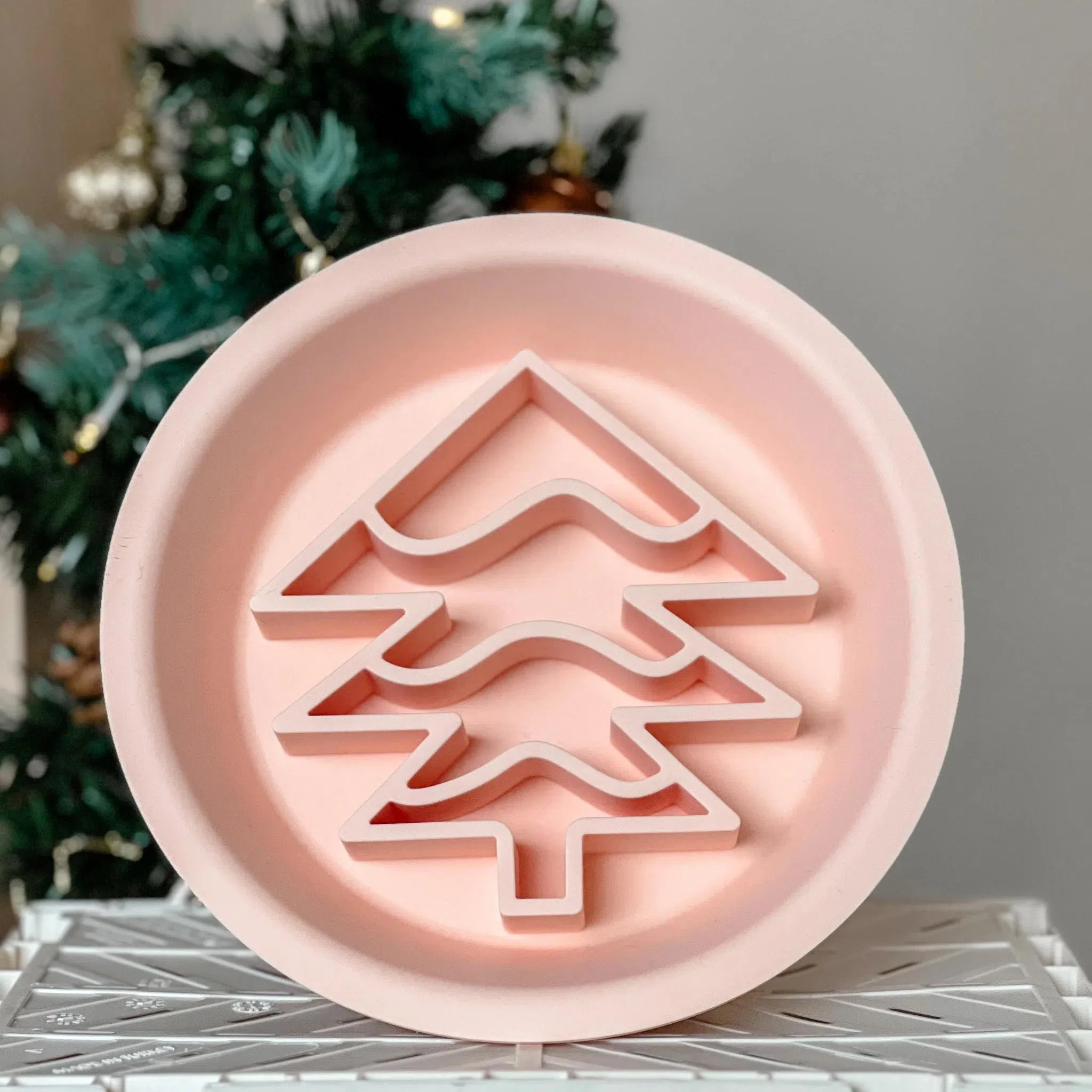 集慢食器与舔垫双重功效于一身的舔垫，助宠物细嚼慢舔，可有效预防因吃得太快引起的呕吐、胀气。（商家提供）