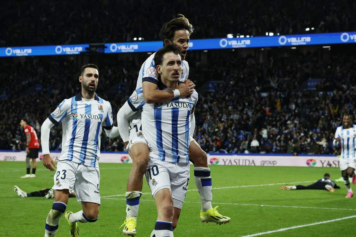 前锋奥亚萨瓦尔（10号）扳平比分后与队友们庆祝。（路透社）