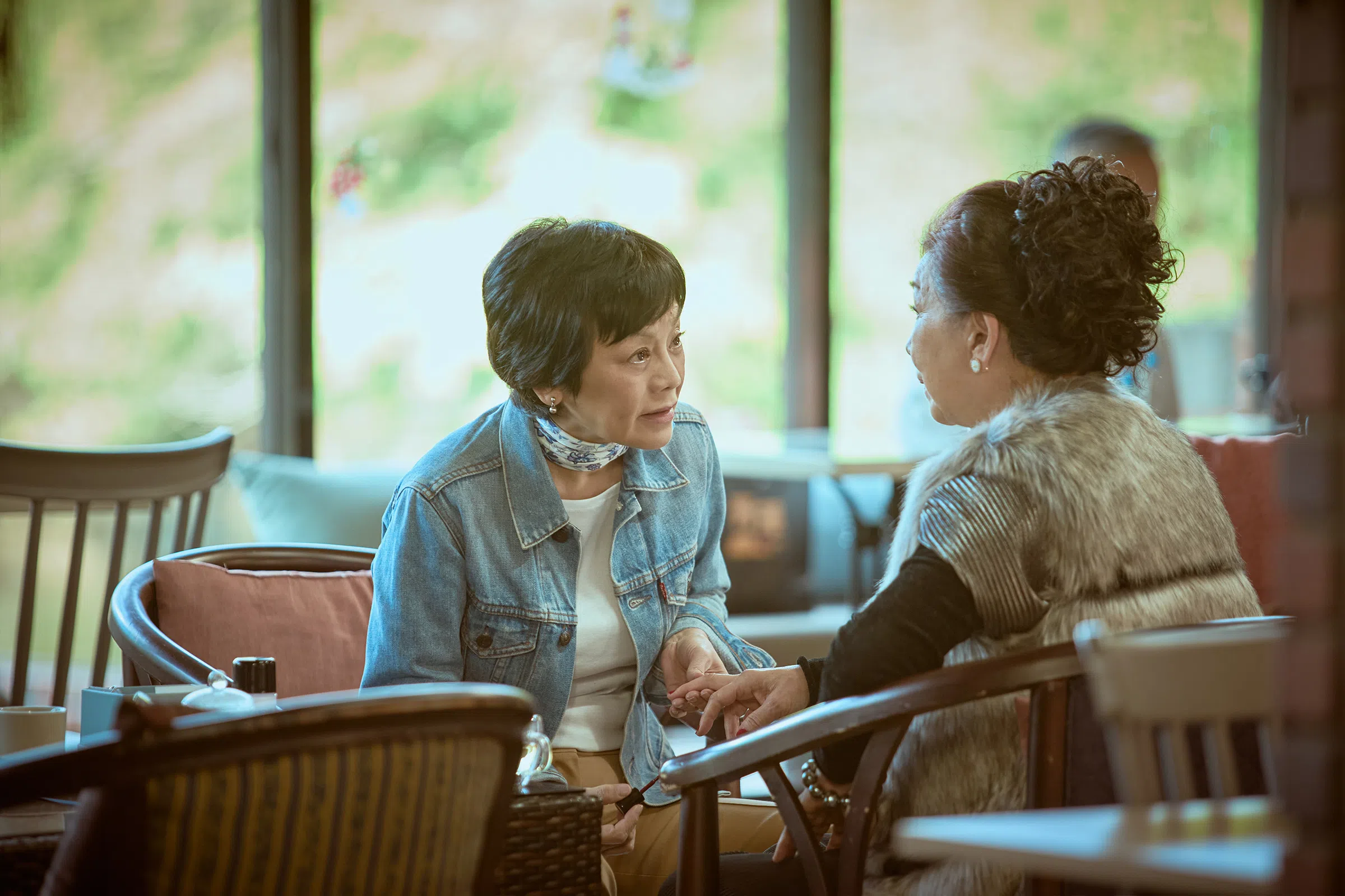 林小湛（右）在片中饰演张艾嘉的失智母亲。（新加坡华语电影节提供）