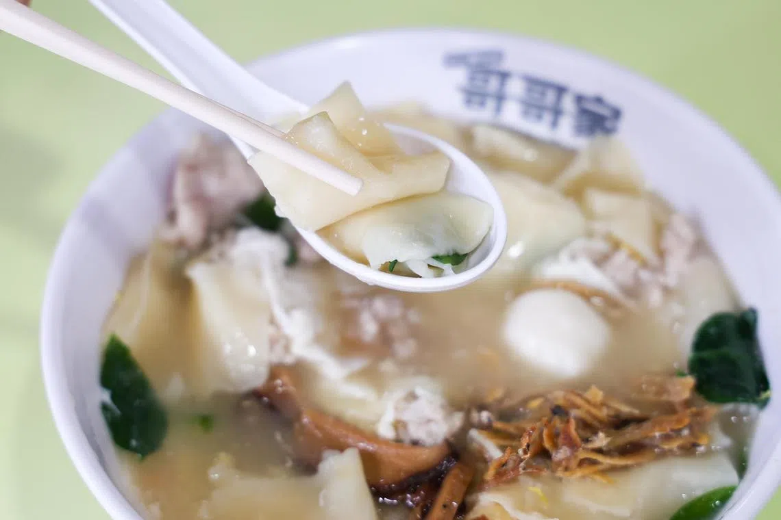 手工面粉粿搭配马尼菜，配料多。（林明顺摄）