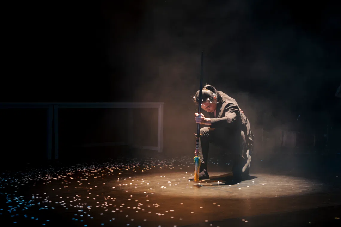 《40而非》剧照，李劲松舞剑。（乌镇戏剧节官方提供）