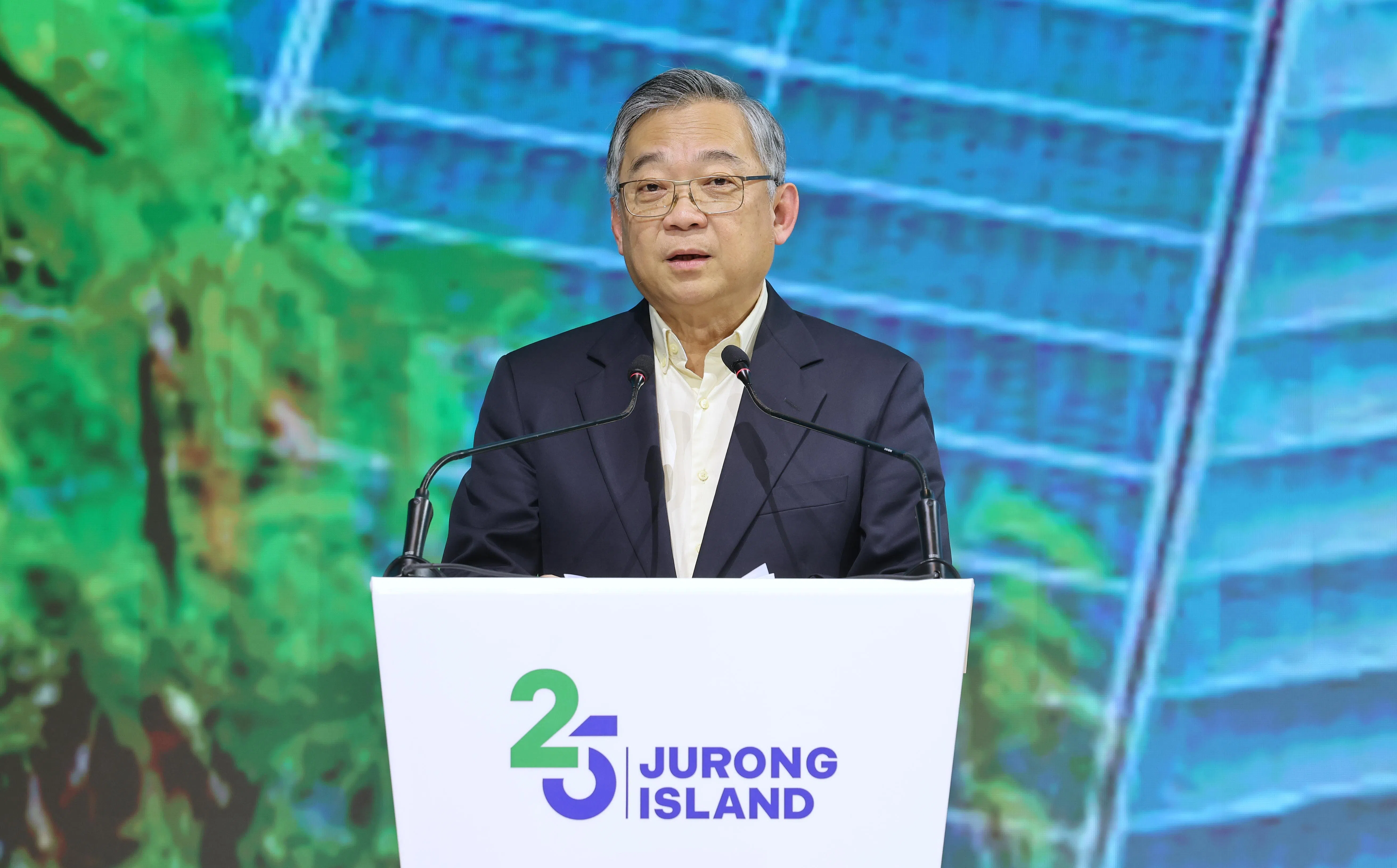 副总理兼贸工部长颜金勇星期一指出，裕廊岛的现有业者也在加大投入，努力减少碳足迹。（唐家鸿摄）