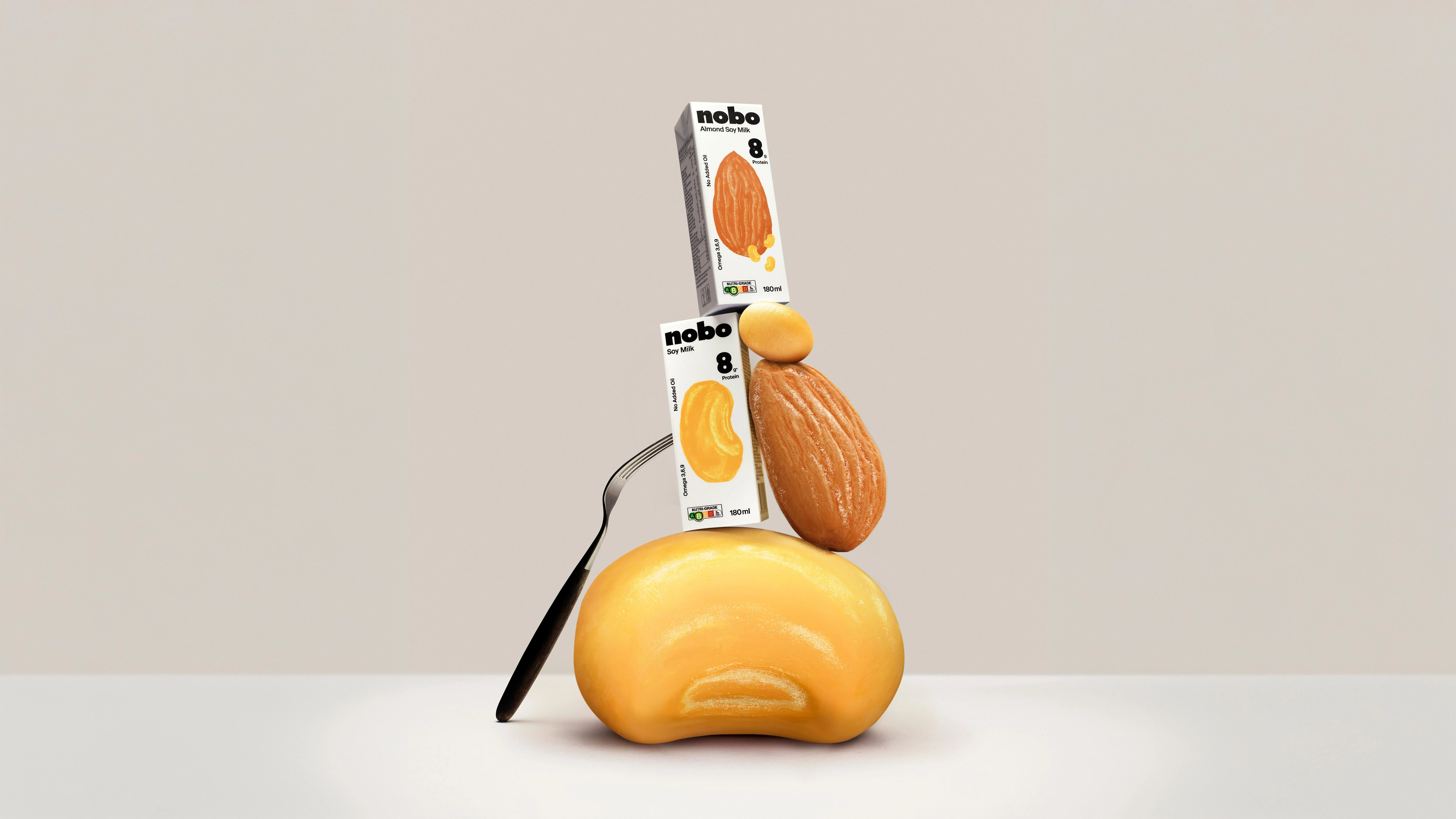 本地品牌Oatside推出全新豆奶系列，包括经典口味Nobo Soy，以及加入深烘杏仁碎的Nobo Almond Soy。（品牌提供）