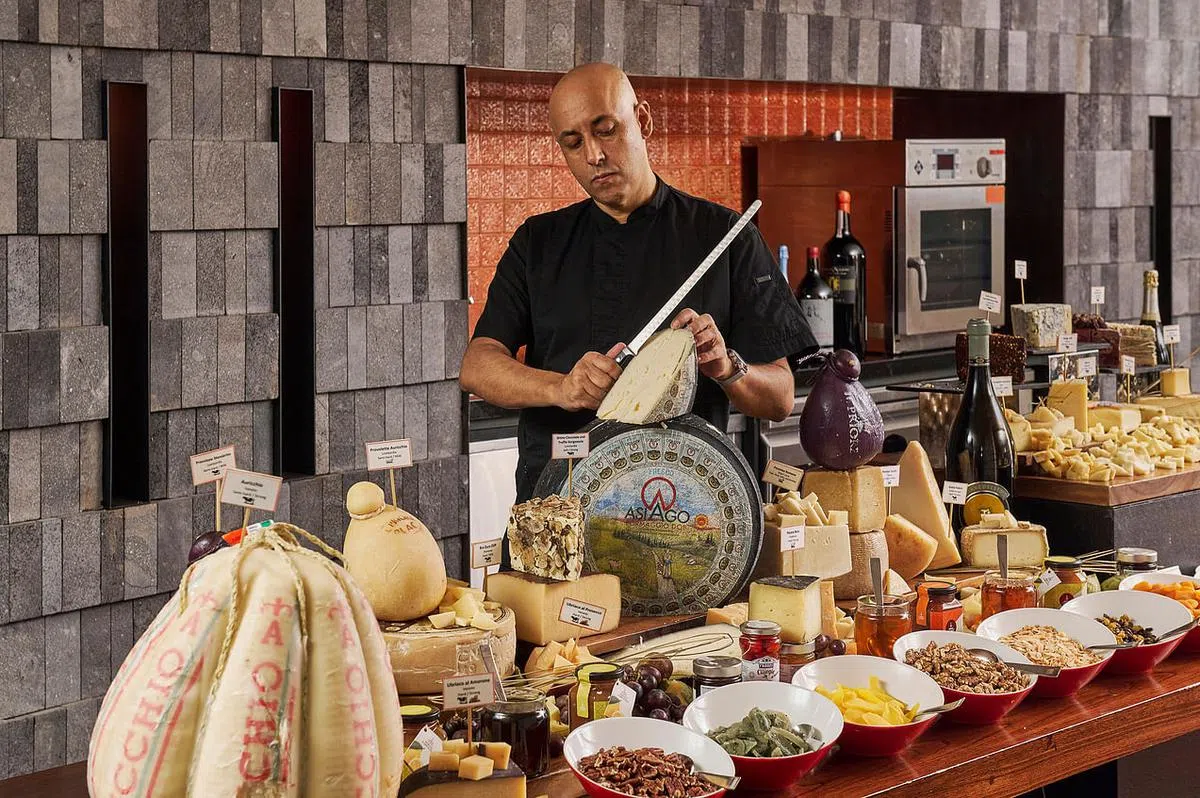 新加坡丽晶酒店意大利餐馆Basilico的特色之一是乳酪选择众多。（餐馆提供照片）