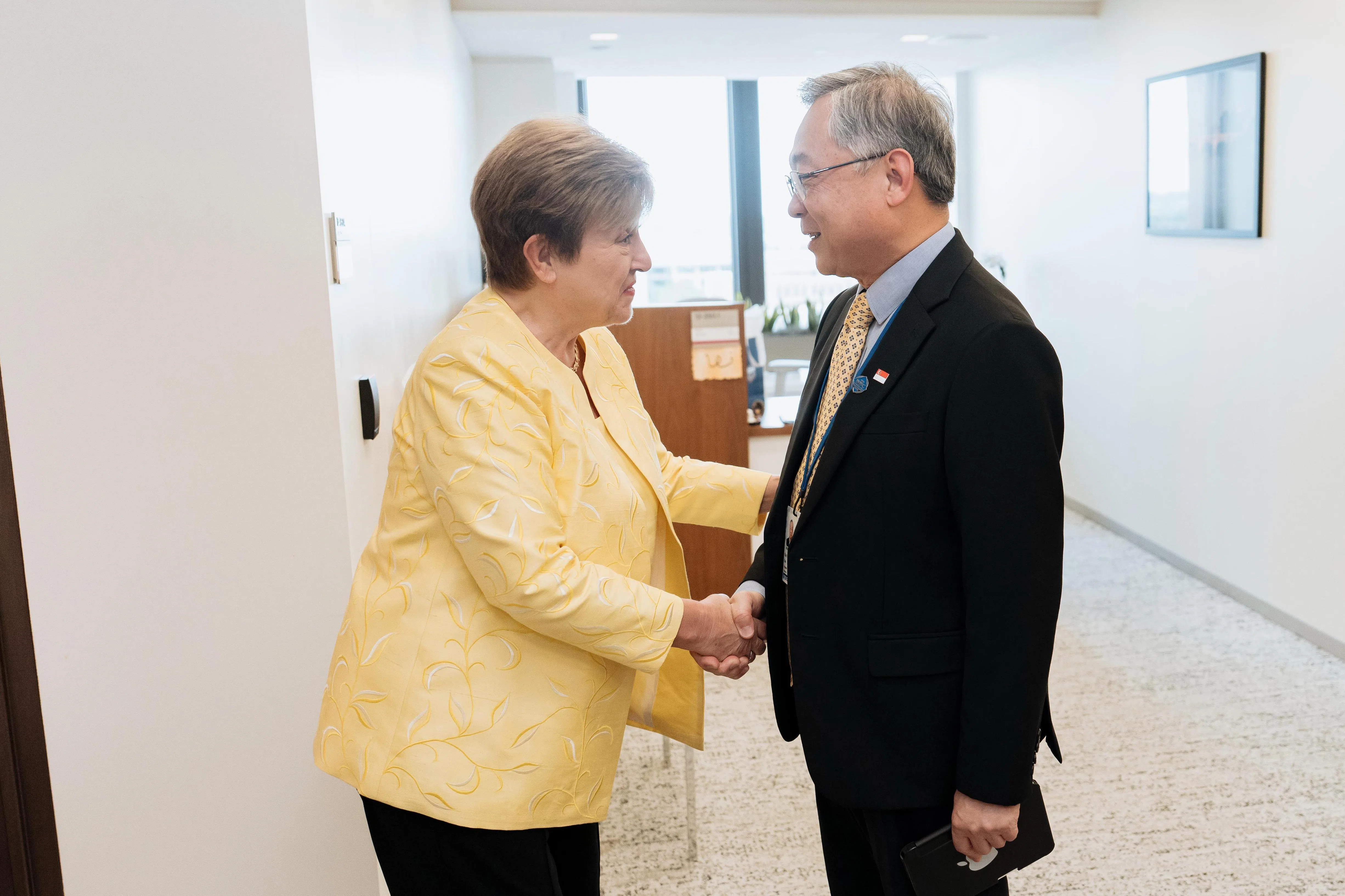 副总理兼贸工部长颜金勇（右）和国际货币基金组织总裁格奥尔基耶娃握手。（数码部提供）