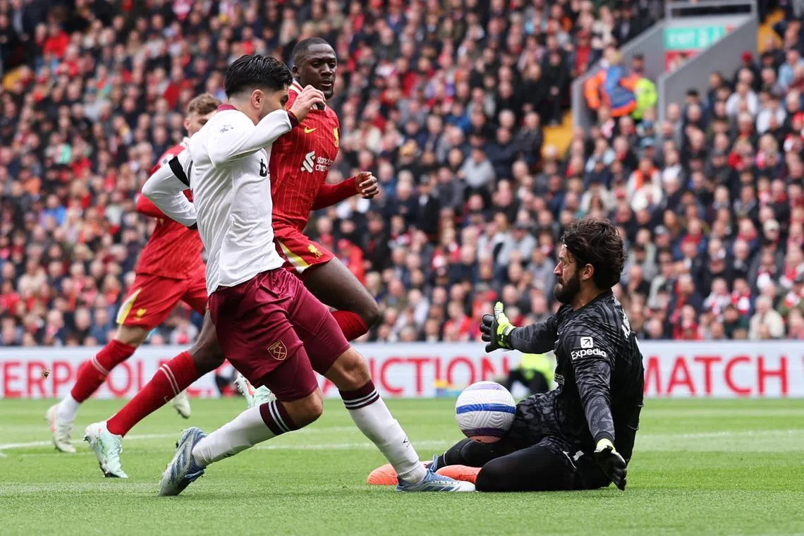 巴西门将阿利森（右）是本场红军取胜的大功臣，曾多次封堵对手单刀。（路透社）