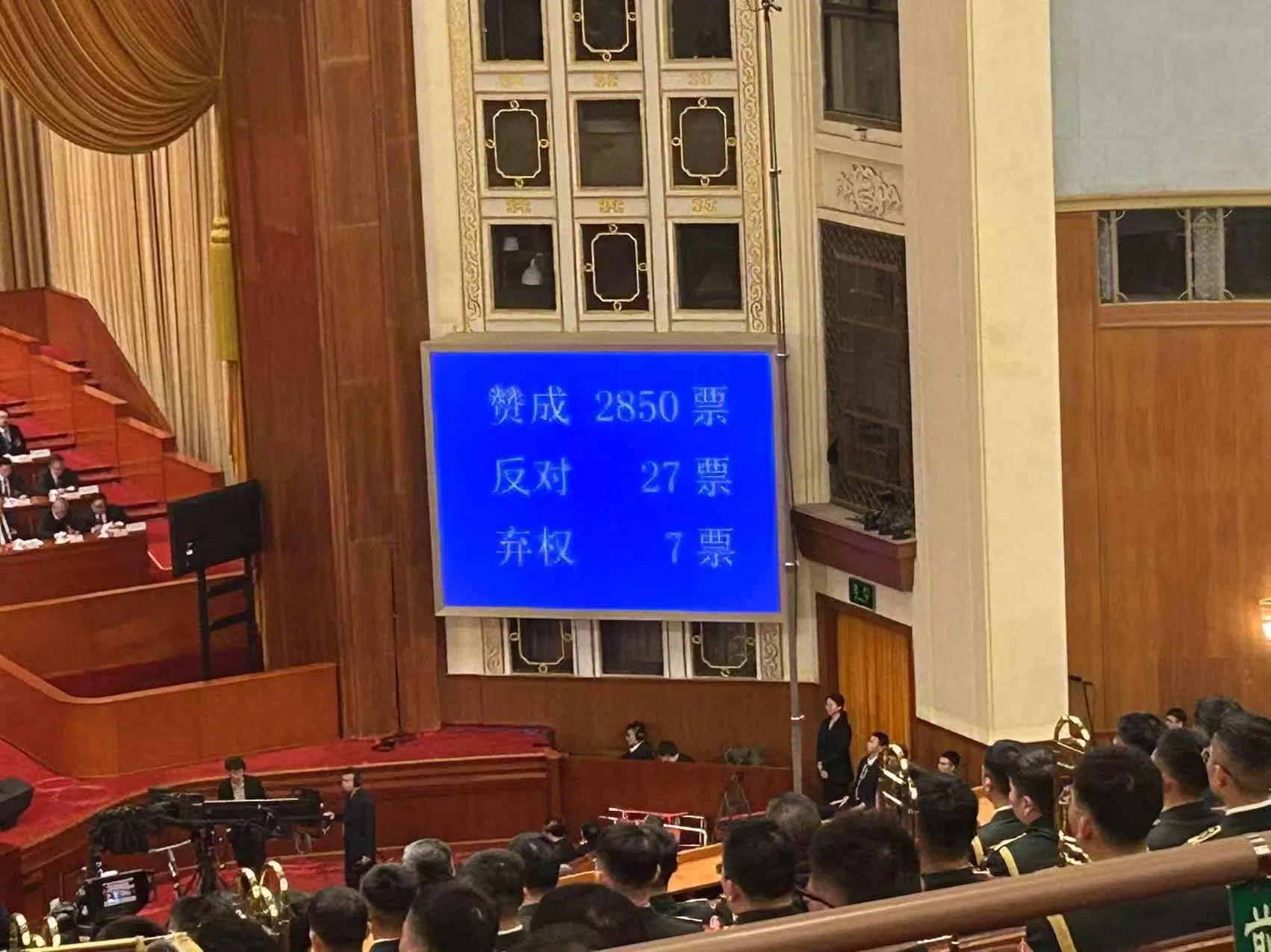 中国全国人大星期二（3月11日）以2850票赞成、27票反对、7票弃权，通过最高人民检察院工作报告。（周岳翔摄）