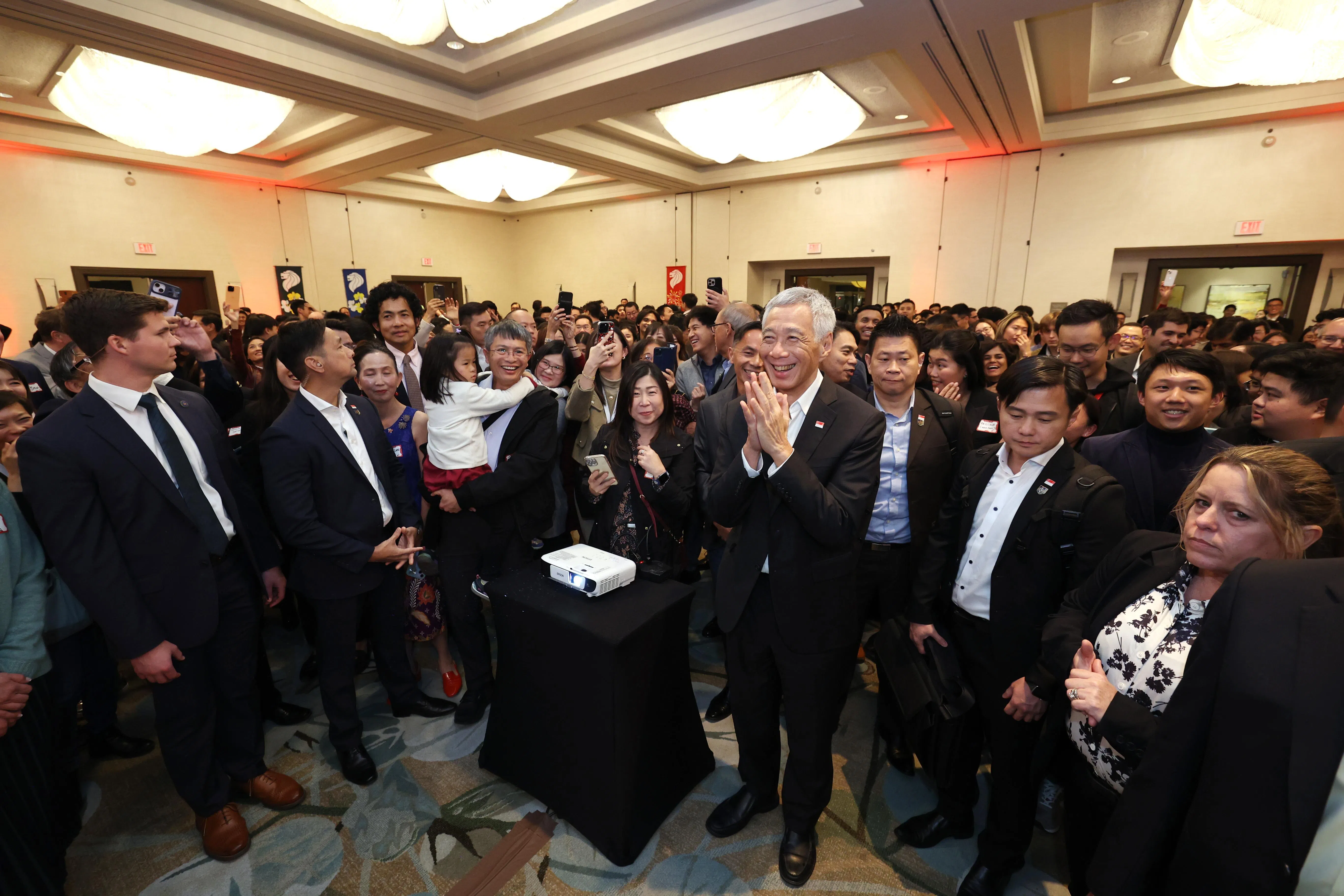 到旧金山访问的李显龙总理（中间合掌者）出席海外新加坡人招待会，会见约500名住在旧金山湾区的新加坡人。（邝启聪摄）