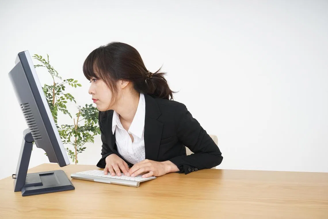 长时间伏案、久坐不动的上班族，容易出现肩关节炎。（iStock图片）