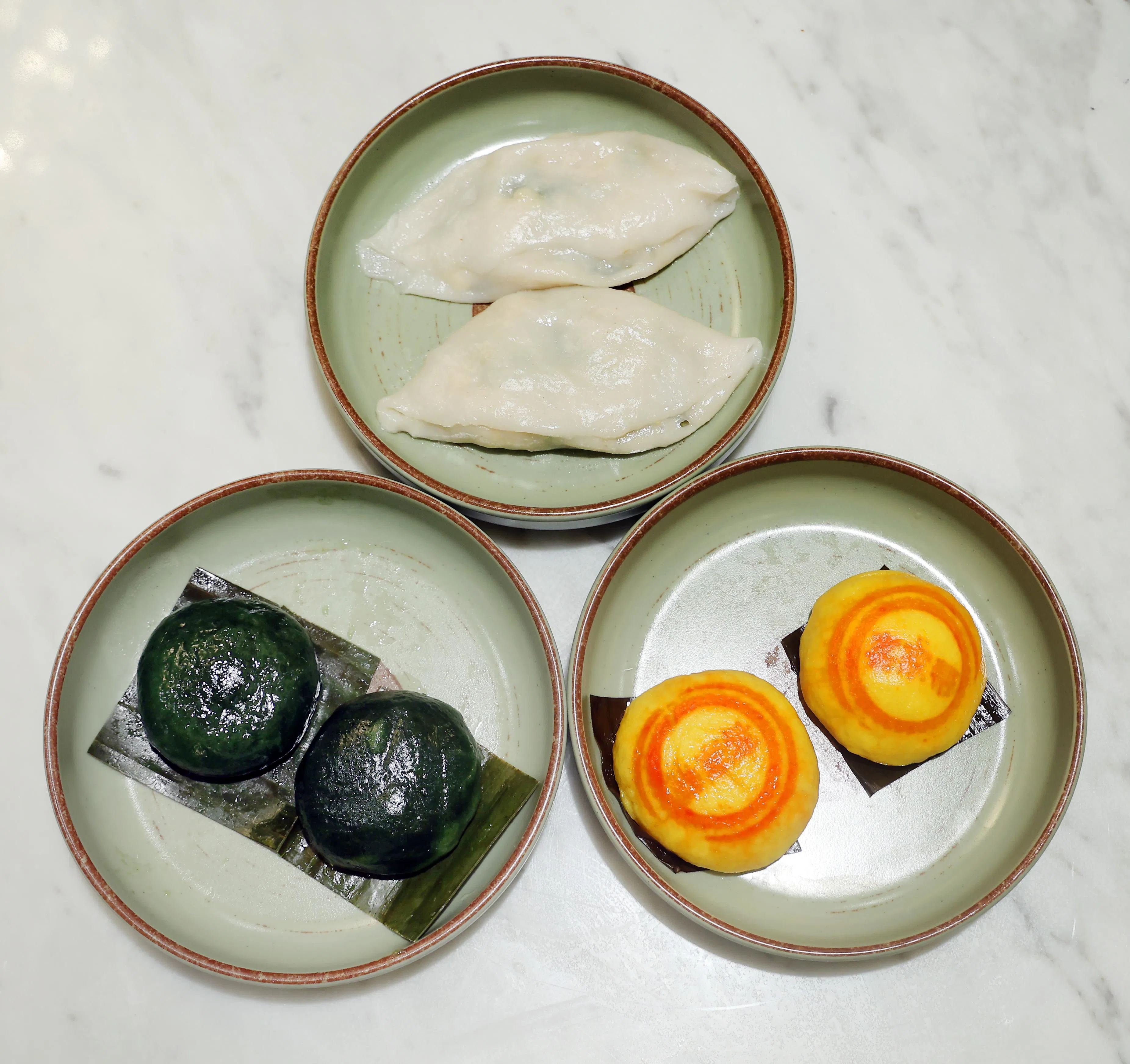 传统客家糕点组合艾粄、金瓜喜粄和豆干蒜粄，是客家帮在食阁所售的独家菜式。（萧紫薇摄）