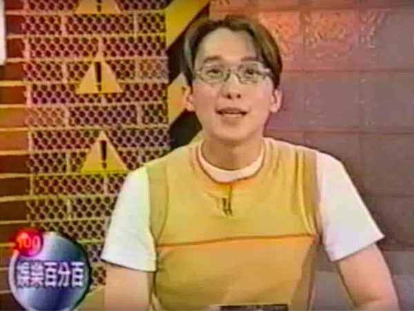 《娱乐百分百》1997年5月开播，蔡荣祖是第一代主持人。（互联网）