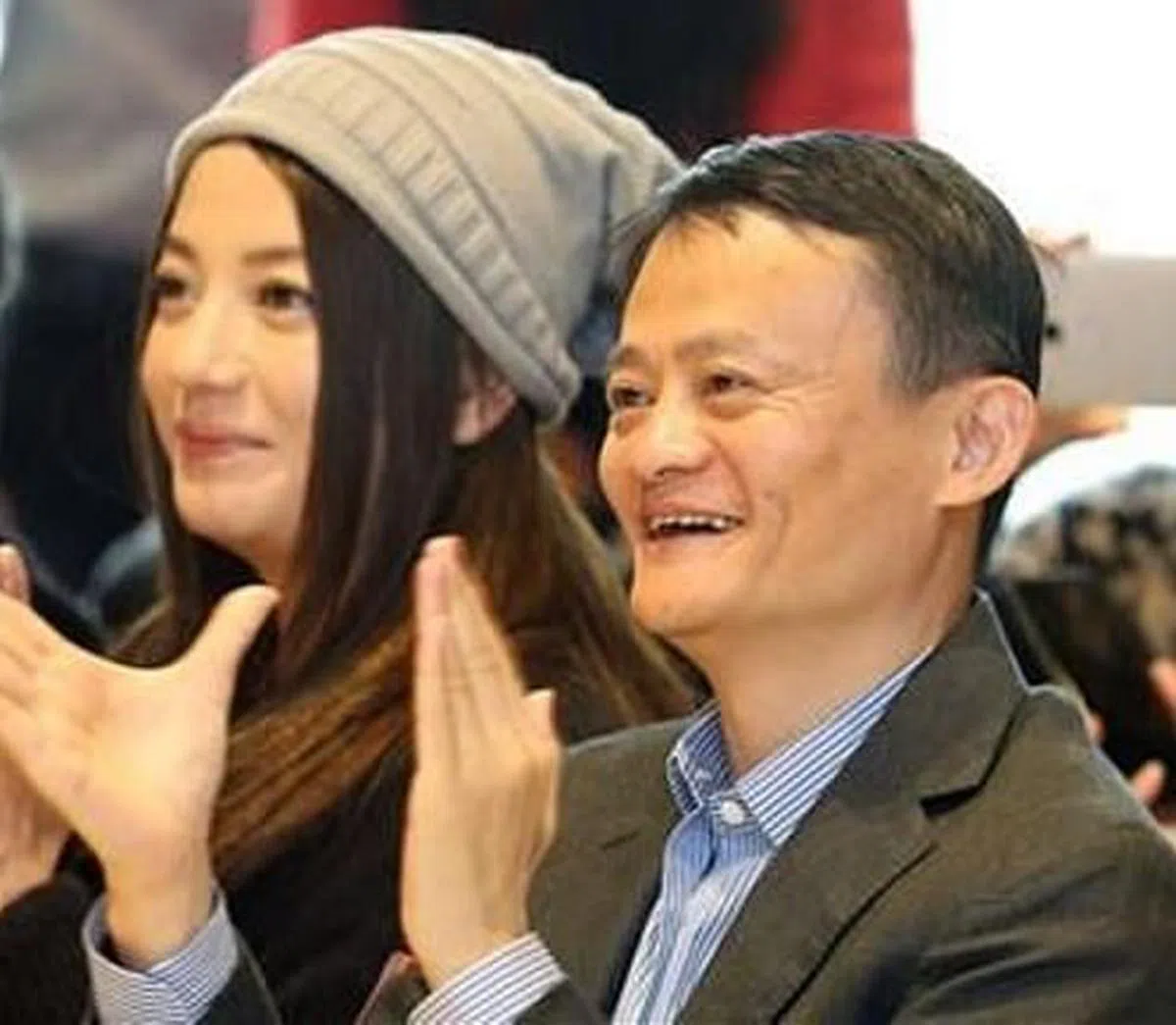 马云（右）与赵薇出席一场公开活动。（互联网档案照）