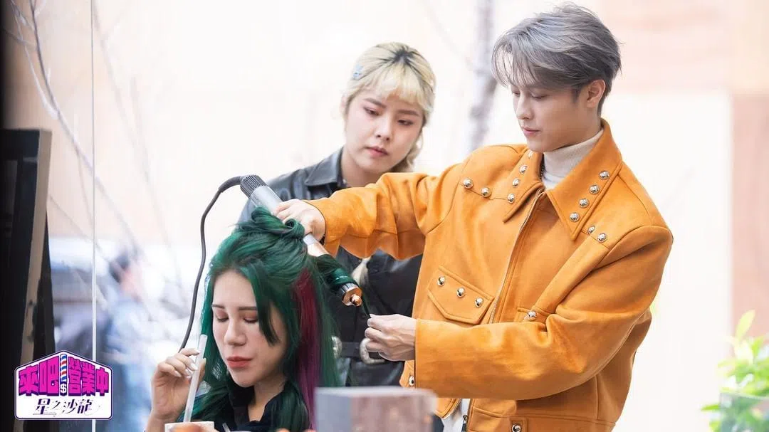 “王子”邱胜翊颇有理发天分。（互联网）