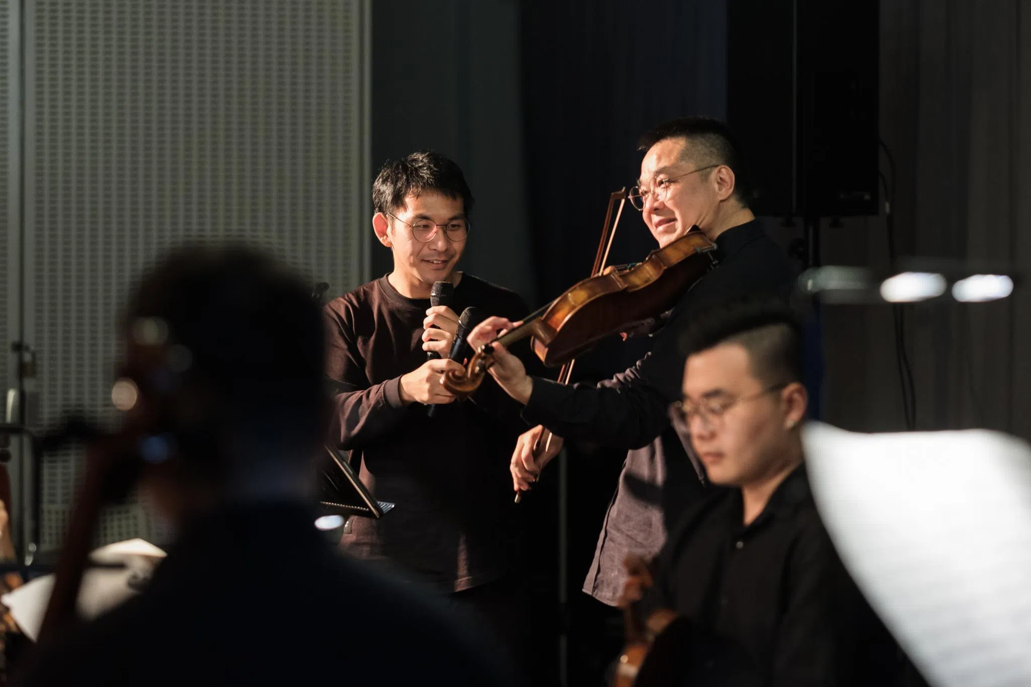 2022年8月举行的“乐享时光·音乐的故乡”音乐会上，早报副刊记者张鹤杨（左）与新加坡交响乐团中提琴副首席关旗向观众演示讲解音乐片段。（新加坡交响乐团提供）