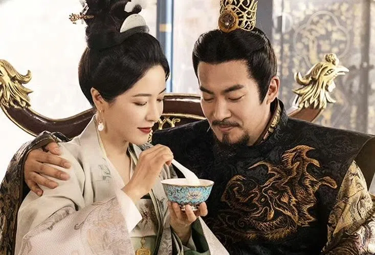 曾黎（左）饰演的先太子妃和于波饰演的逆贼孙靖识于微时。（互联网）