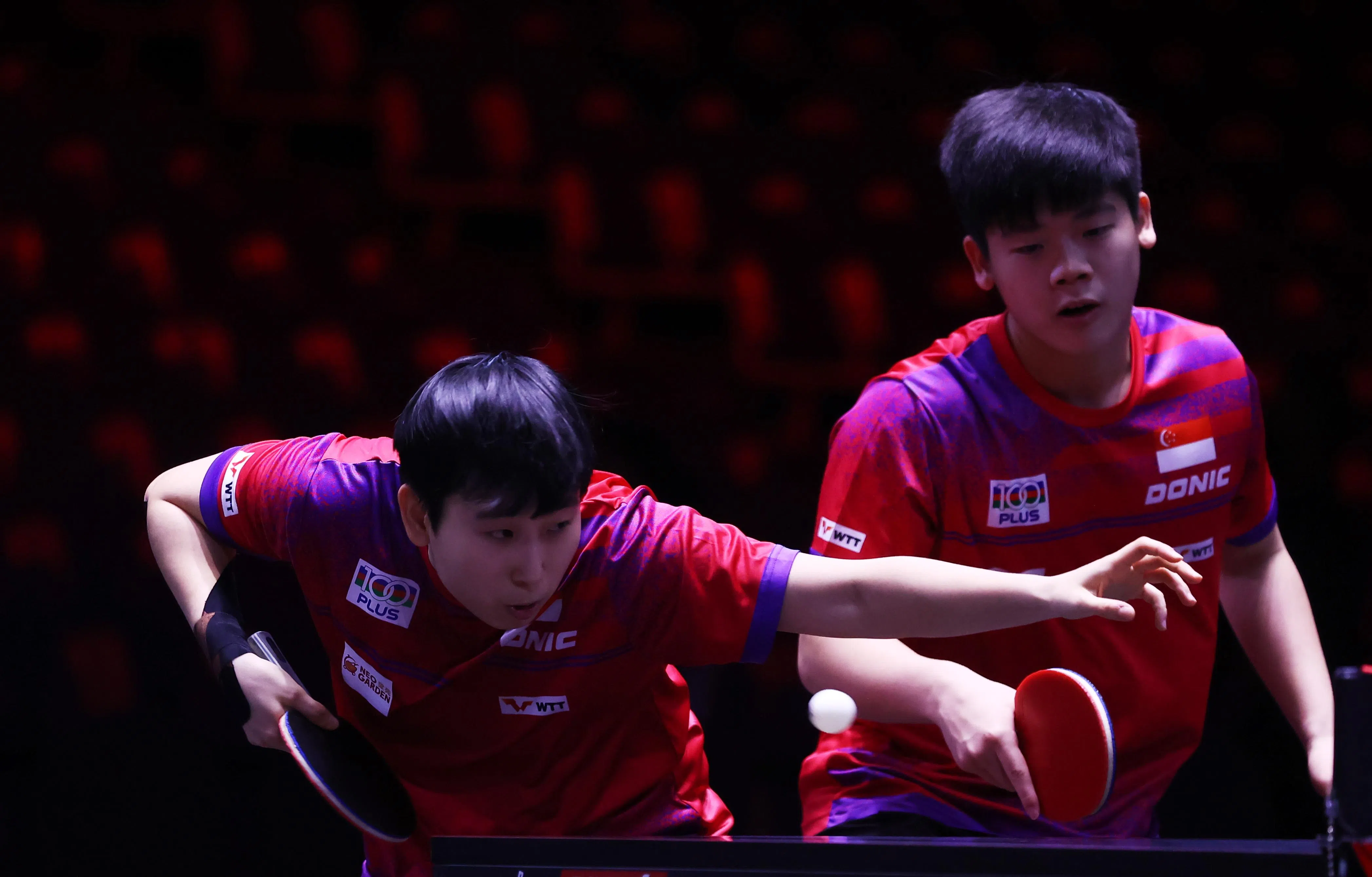 我国混双组合郭勇（右）／周靖祎（左）击败对手，晋级16强。（陈渊庄摄）