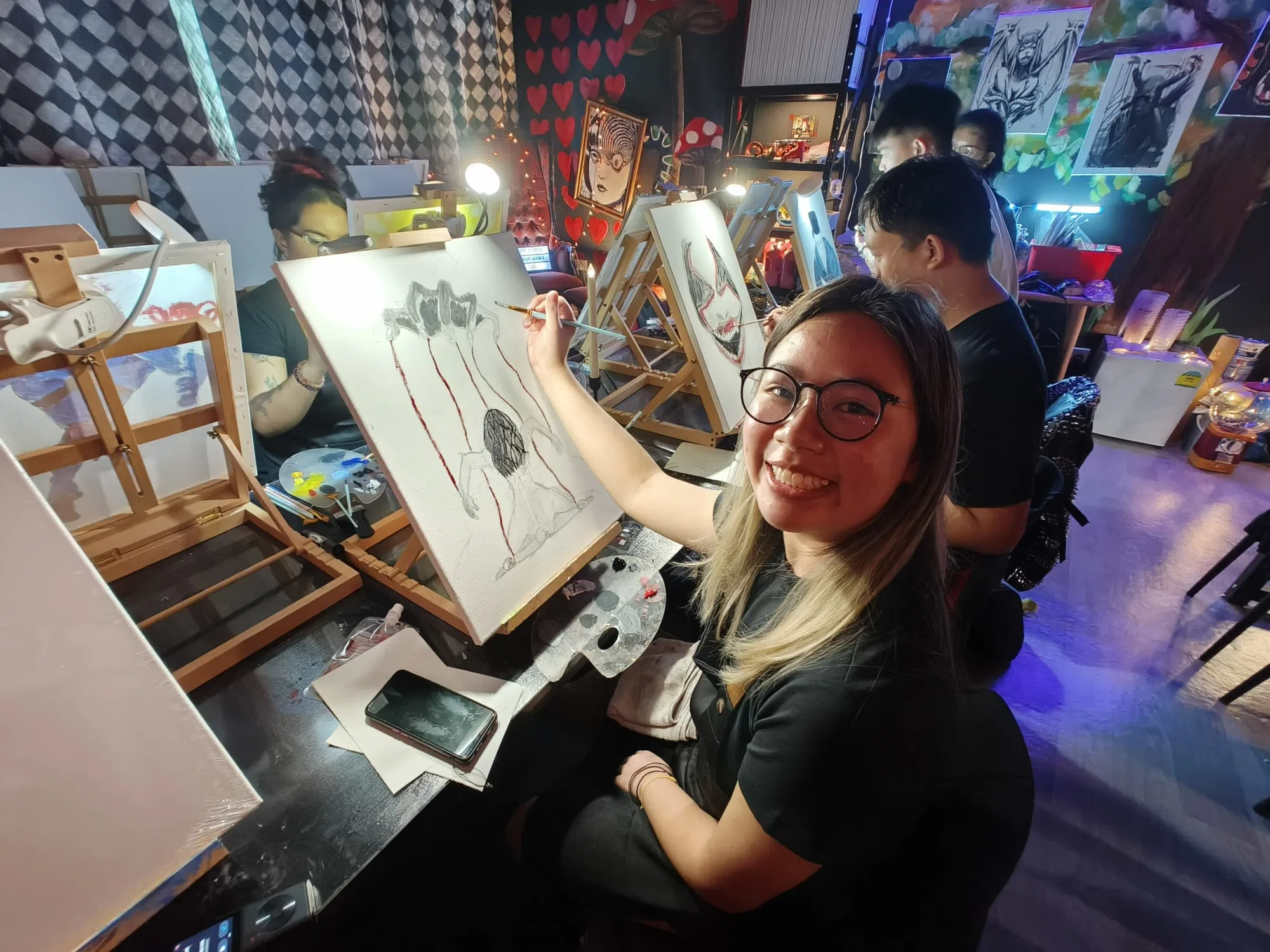 张希蔚的即兴艺术初体验，选择恐怖主题。（李雅歌摄）