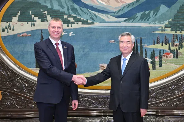 李希会见白罗斯总统办公厅代表团