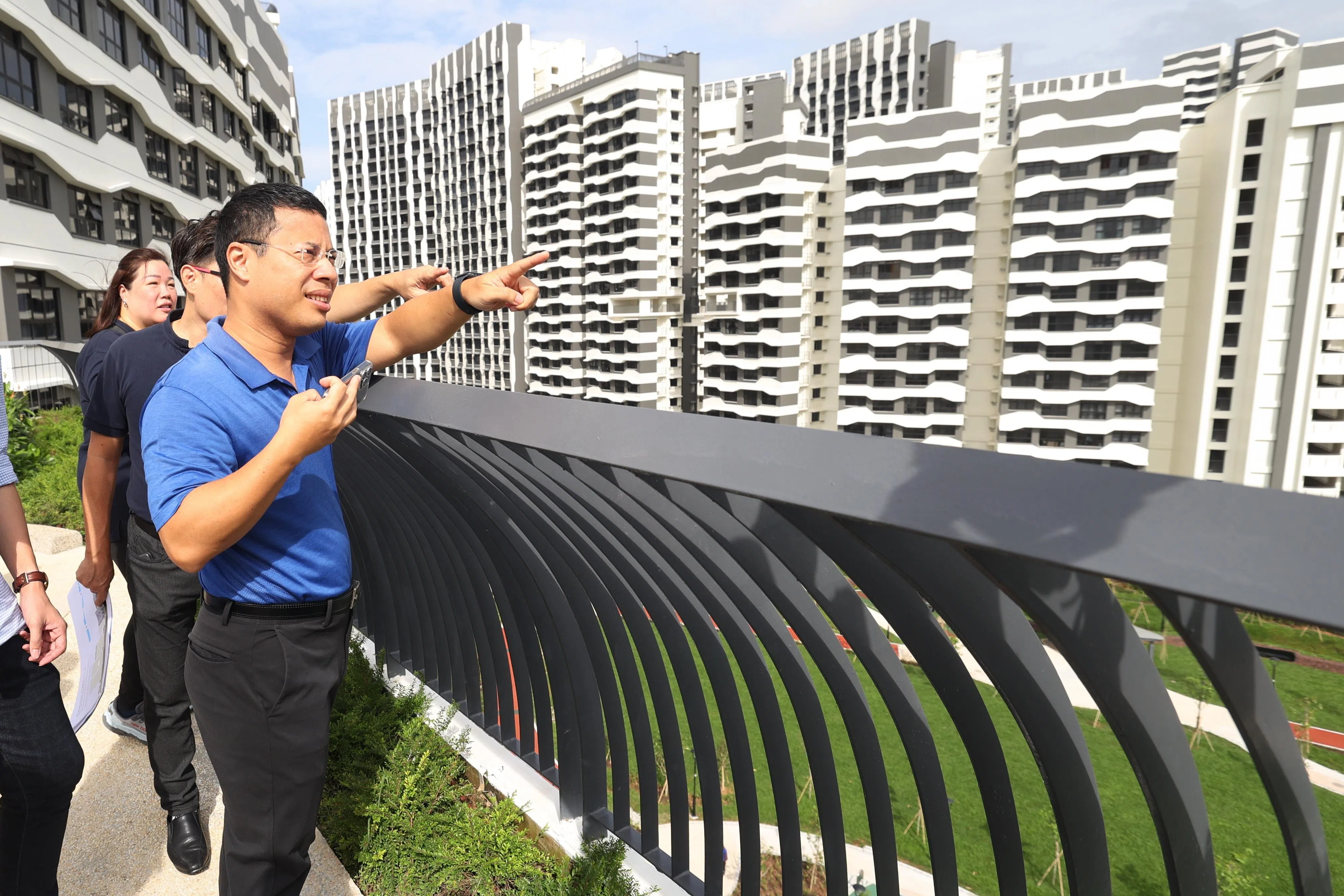 国家发展部长李智陞星期一上午走访榜鹅海岸预购组屋项目Punggol Point Cove。（郑一鸣摄）