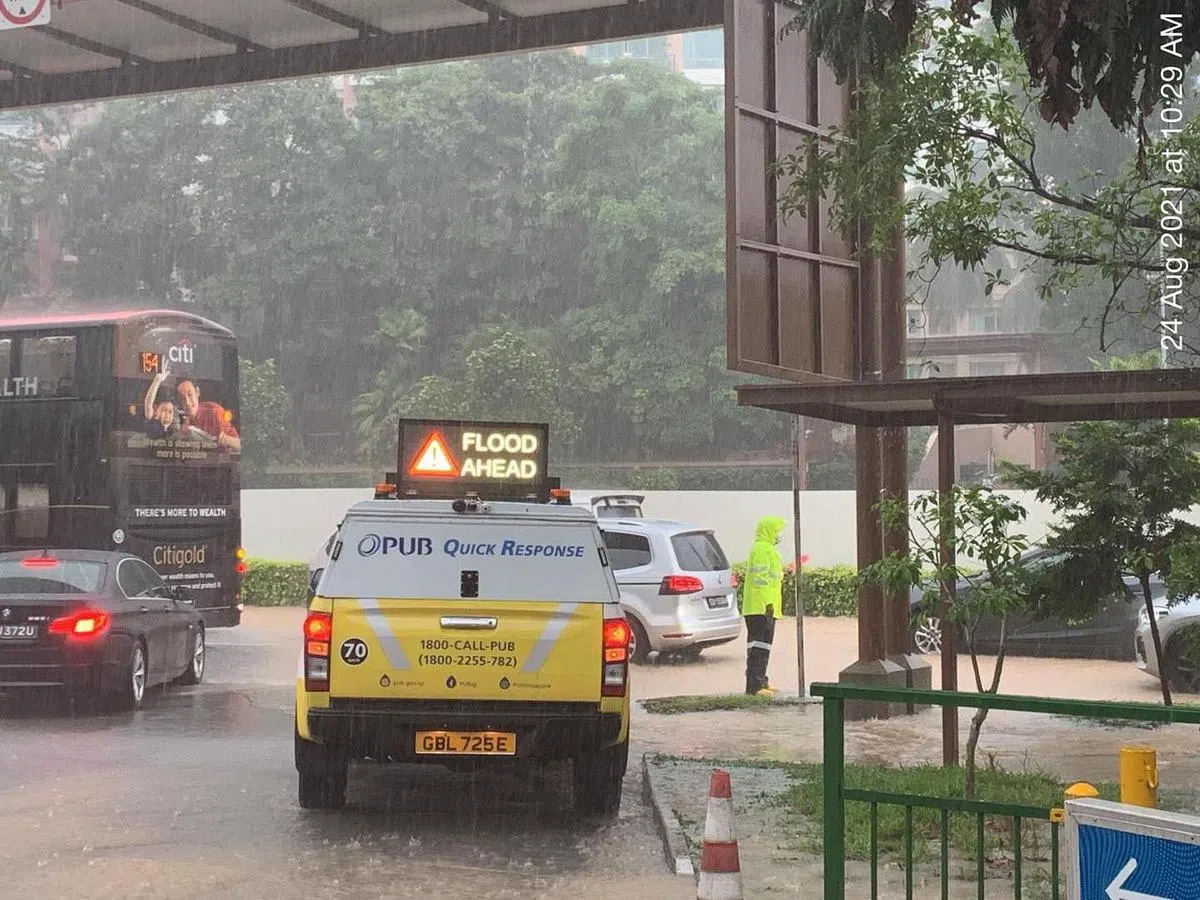 公用事业局派了快速反应团队到场封锁部分路段，并帮忙指挥交通。（取自公共事业局面簿）