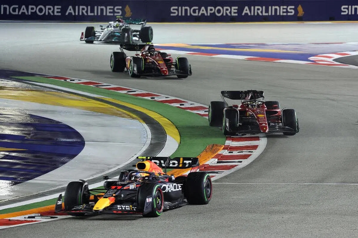 红牛车手佩雷兹在发车后不久就超越了从杆位出发的法拉利车手勒克莱尔。（张思庆摄）