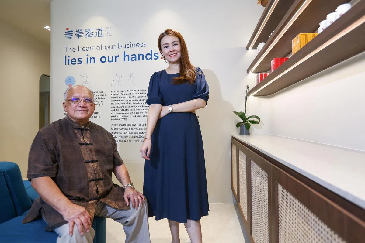 父亲是靠双拳打天下，一呼百应。女儿的方式是以理服人，与团队一起为未来打拼。（白艳琳摄）