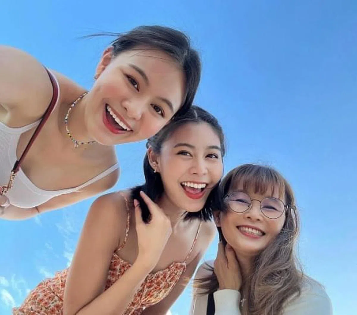 陈楚寰（中）跟家人享受难得的相聚时光。（取自IG）