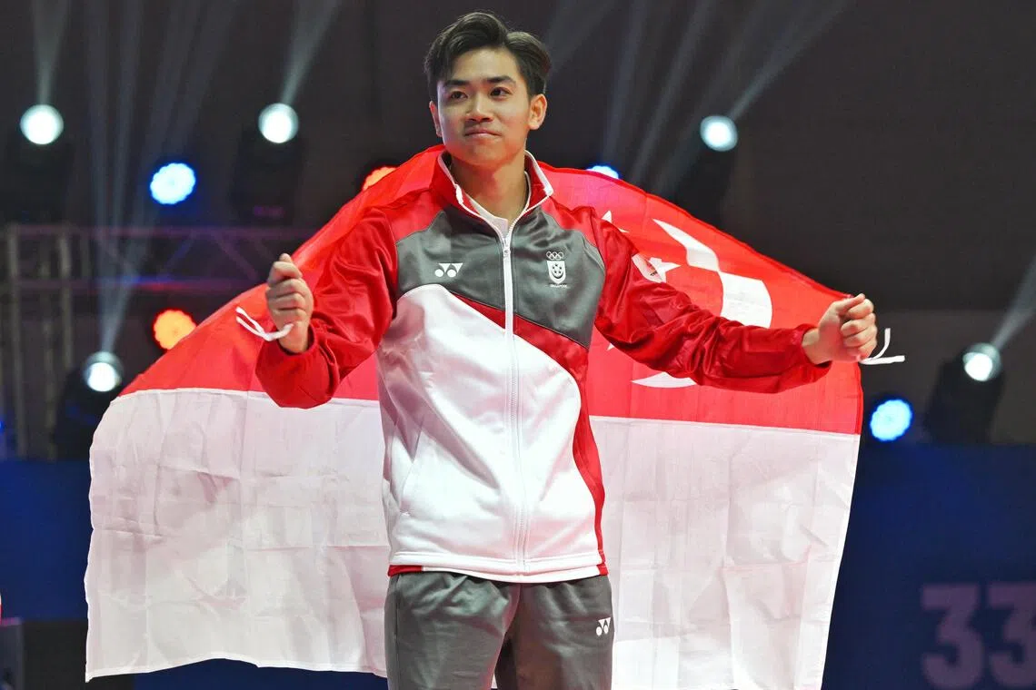 叶宗翰身披新加坡国旗登上领奖台，如愿收下奖牌。（每日新闻）