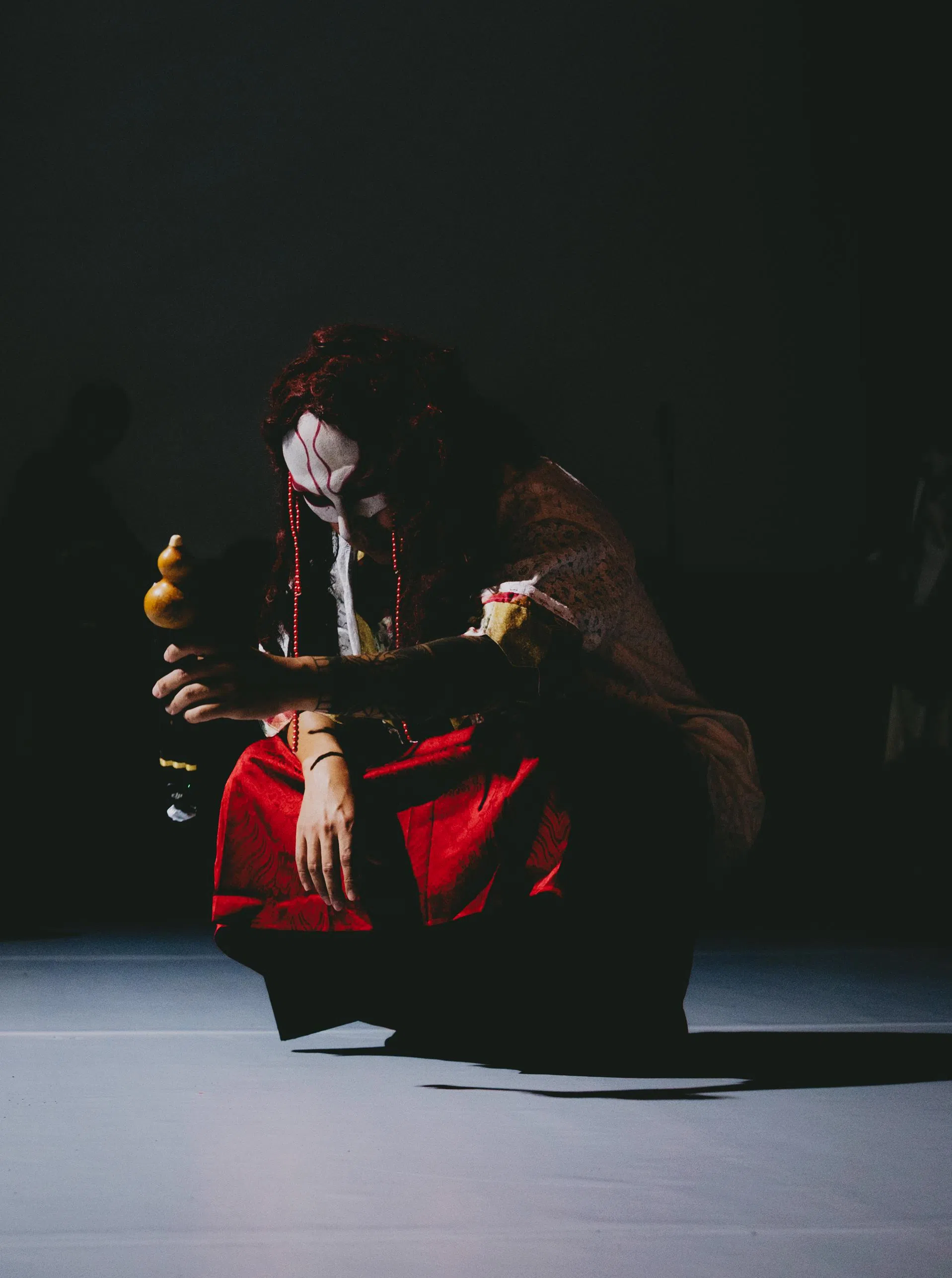 谢其龙化身印度神话中的神鸟Kalavinka，以音乐指引灵魂。（受访者提供）