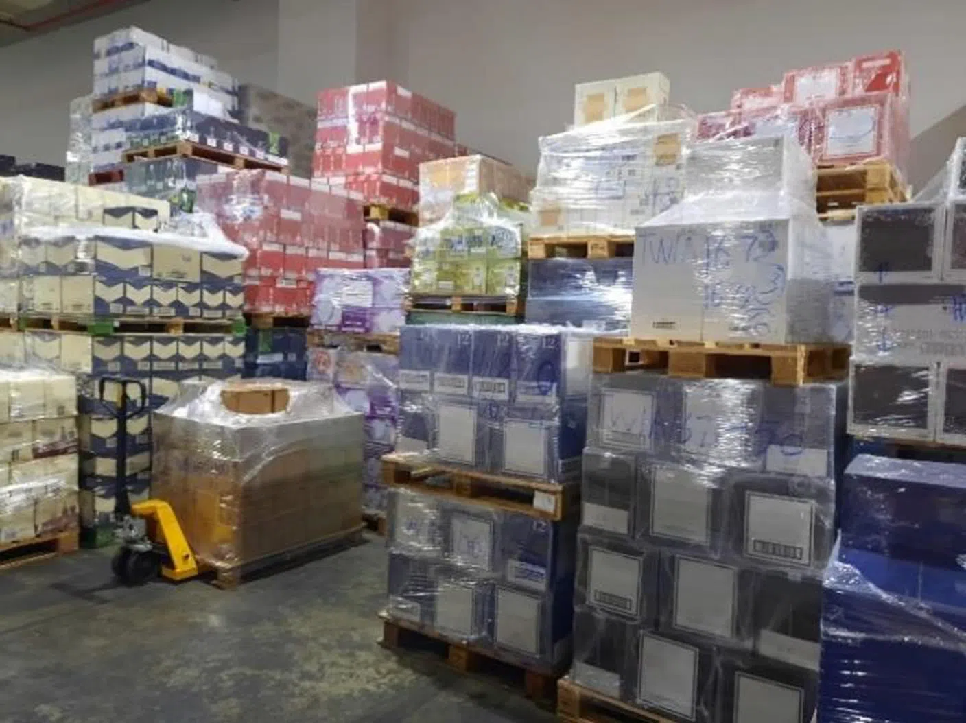 案件涉及1万5820瓶酒，两名被告共逃缴逾24万元的税务。（新加坡关税局提供）