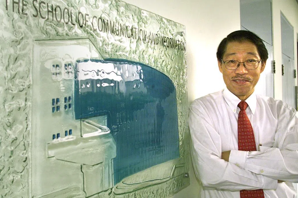 真正的公共知识分子应具备怎样的特质？依我看，他必须能把学术研究转化为对社会现实的评论与反思；更重要的是，他要跨出本身的专业领域，走出“只对同行说话”的狭窄象牙塔，面向更广泛的知识公众。