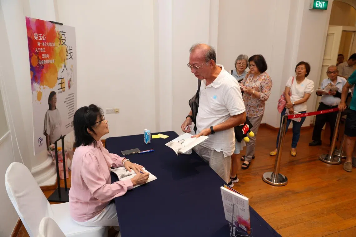 新书分享会结束后，多数观众都留下来参加梁玉心教授的签名会。大家都说，疫情期间时常看到梁教授出现在新闻中，这次终于在现实生活中看到她本人，她的经历让人敬佩也令人感动。（白艳琳摄）