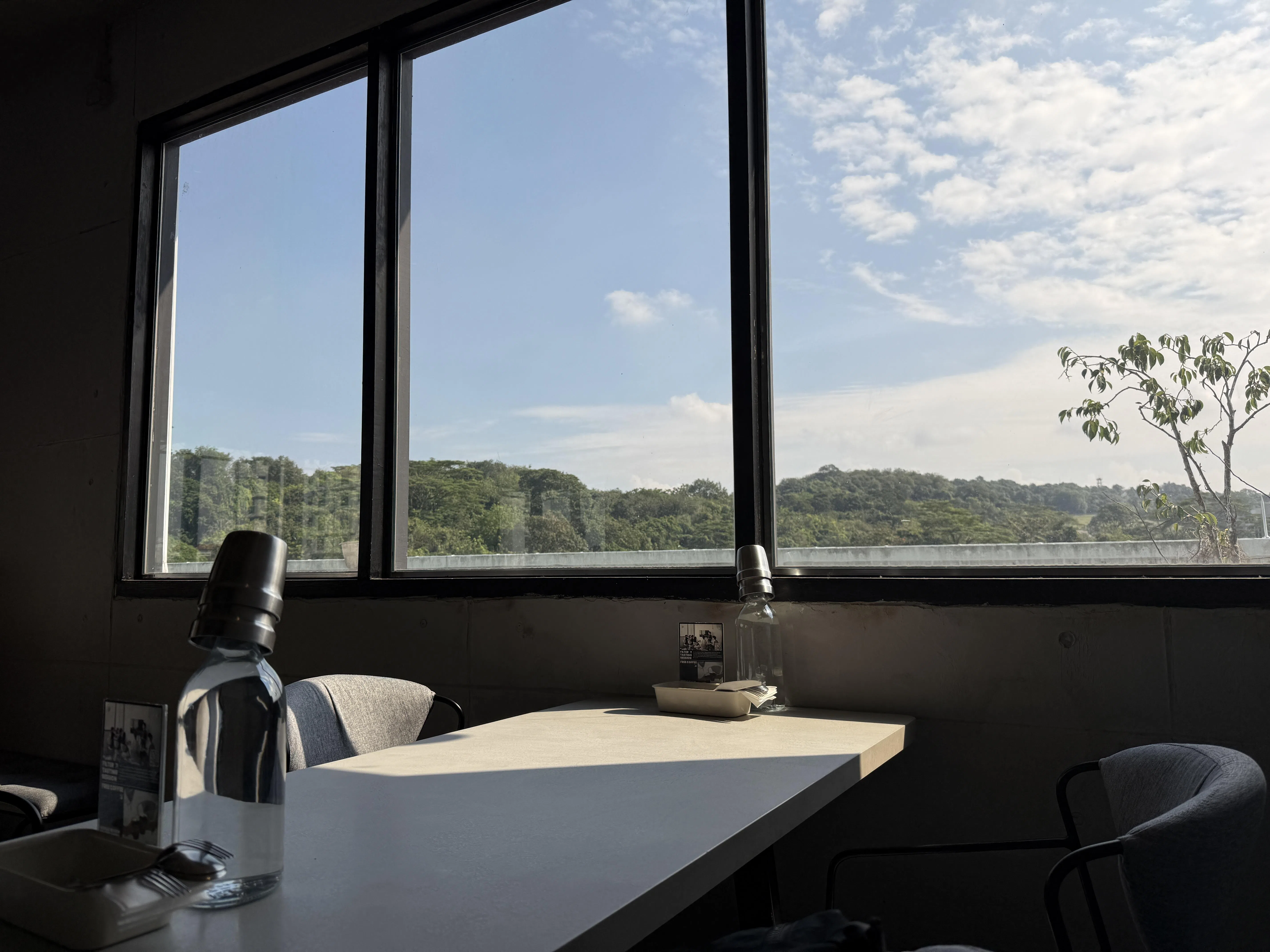 在山景大厦搭电梯到七楼再拾级而上，即达天台咖啡座Coexist Coffee Co。（陈映蓁摄）