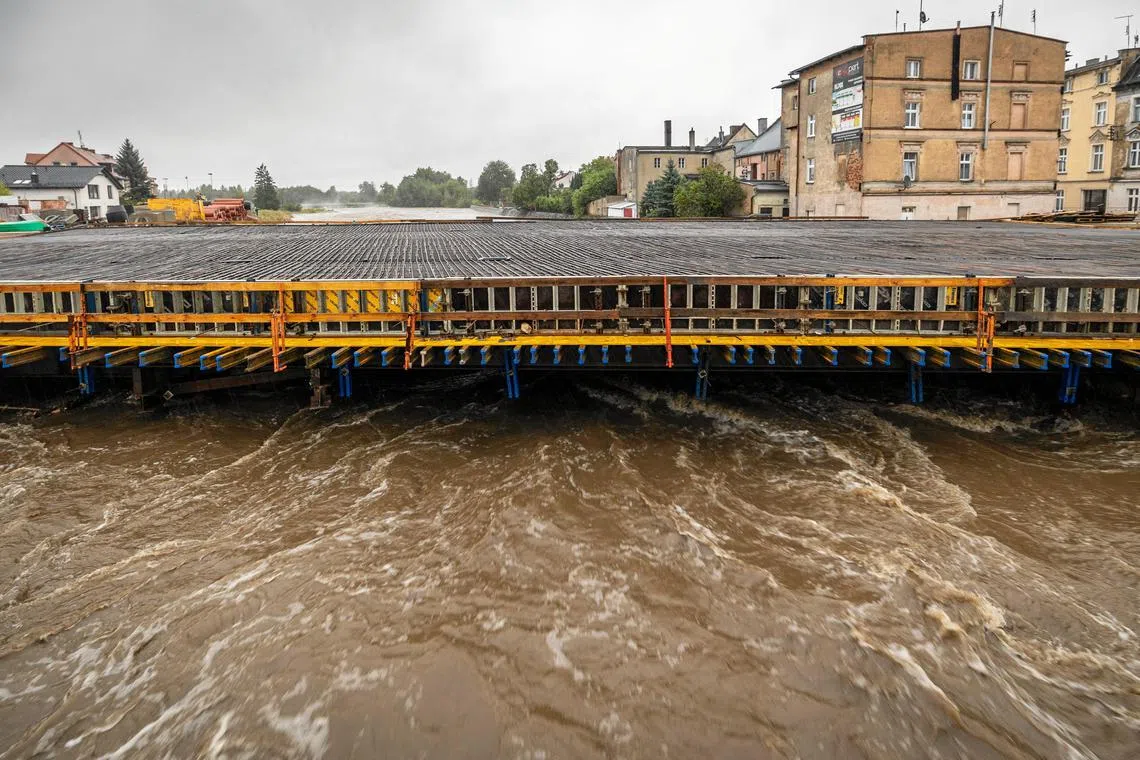 9月14日，流过波兰历史名城格卢乔拉齐（Glucholazy）的比亚尔卡河（Bialka）水位高涨、水流湍急。（路透社）