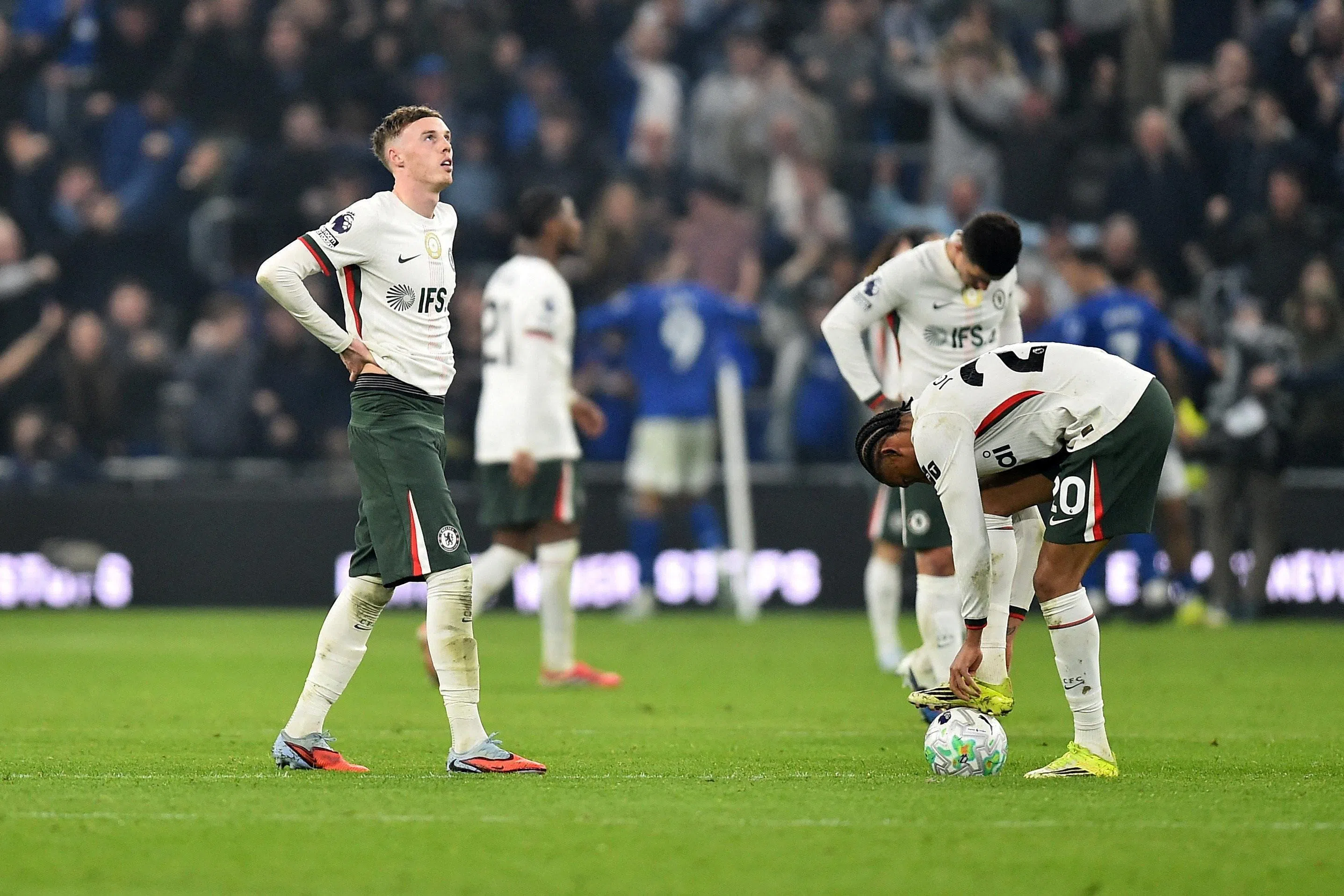 切尔西惨败埃弗顿，赛后球员们黯然神伤。   （路透社）