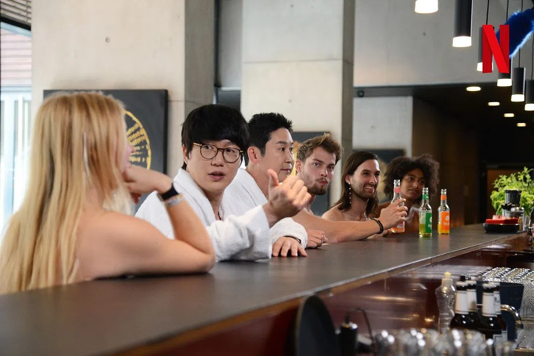 第二集主持人来到德国男女共用的的澡堂。（取自Netflixkr IG）