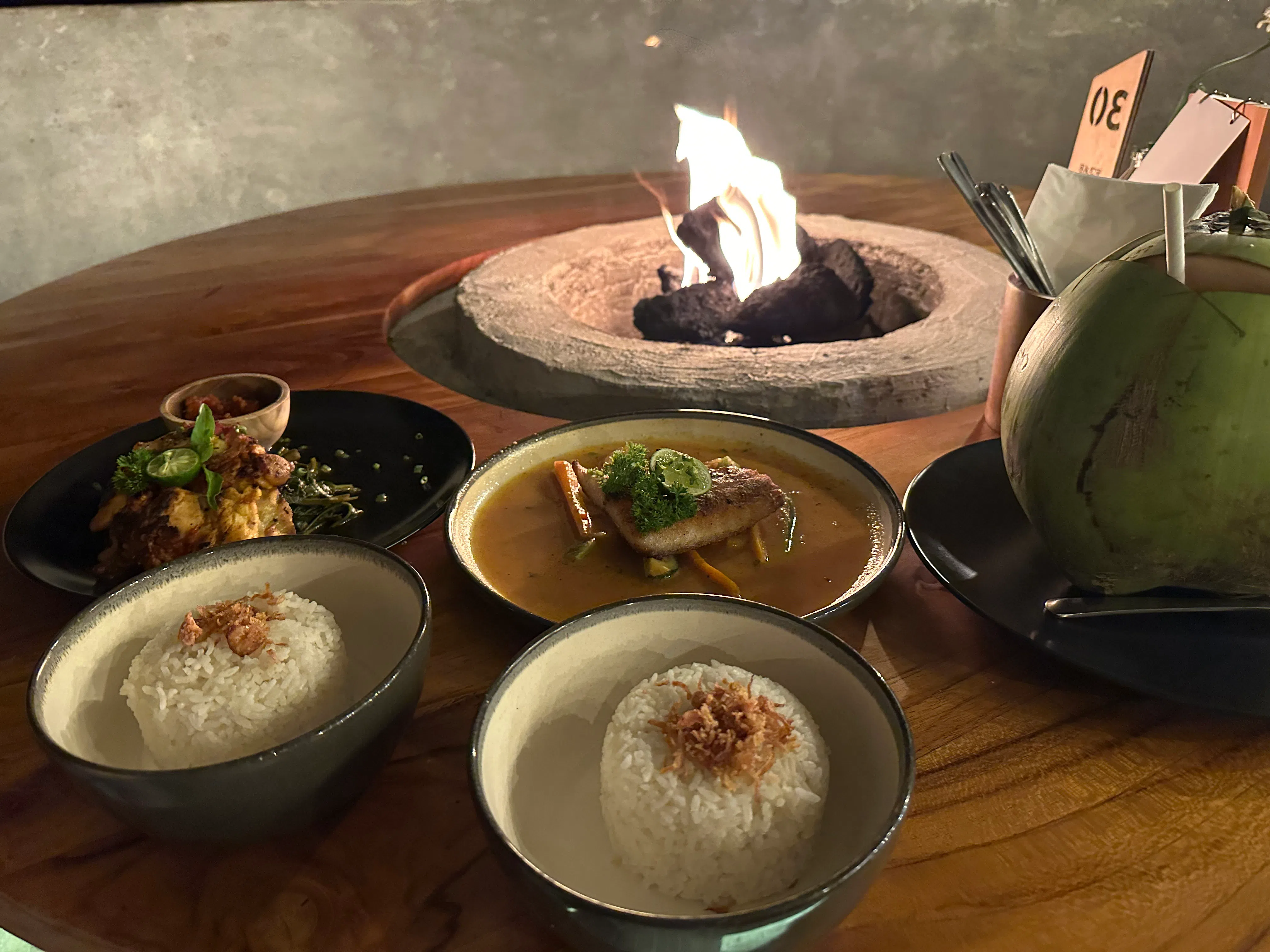 篝火搭配凉爽的气温，一碗温热的米饭下肚，让人心满意足。（陈晓彤摄）