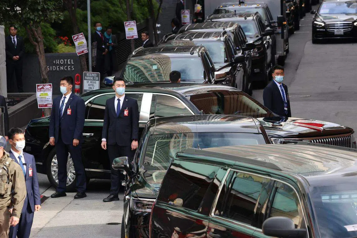 习近平车队上午从酒店出发，前往参加中美元首峰会。（邝启聪）