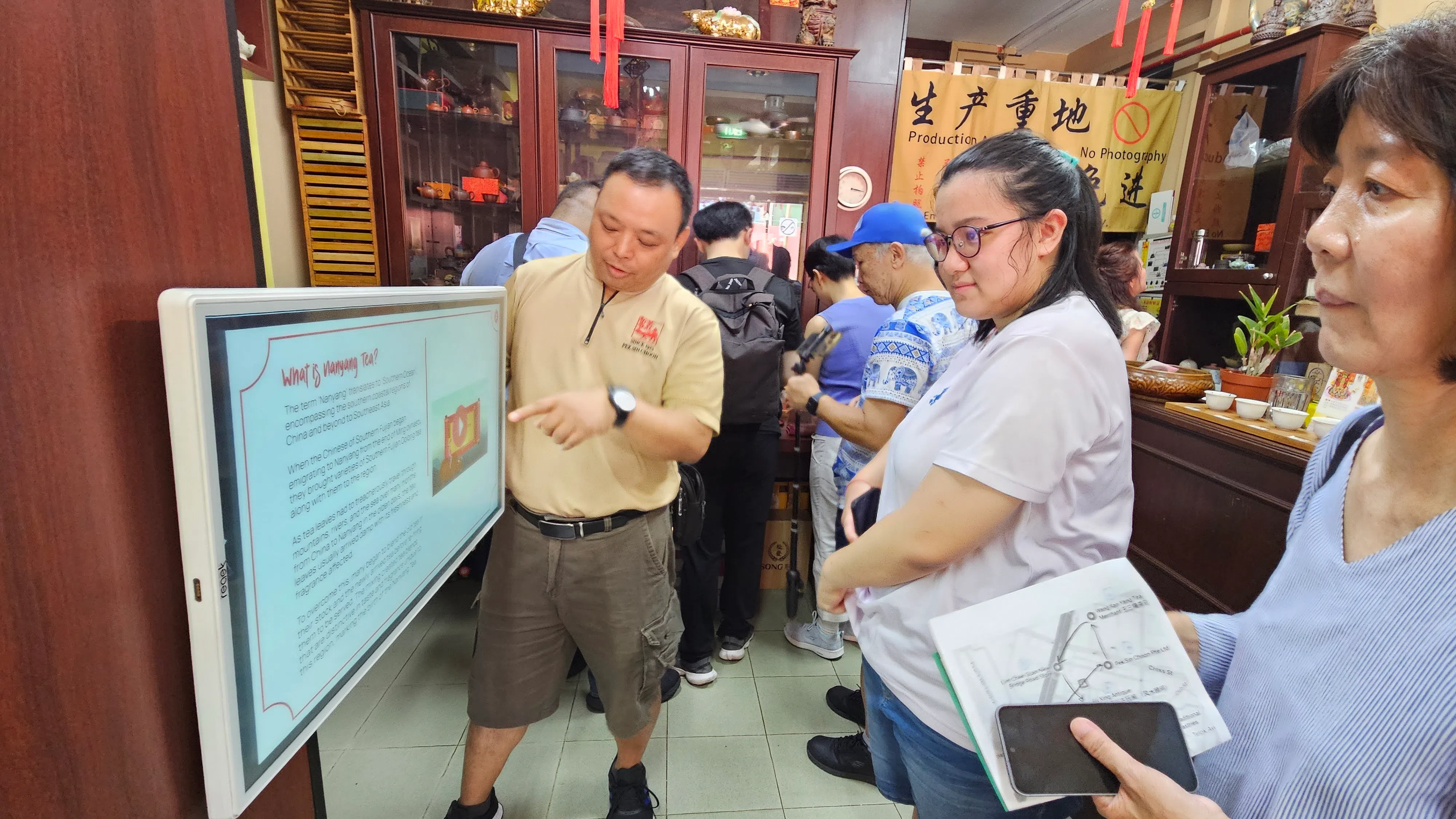 “Finding Chinatown”学生项目的参与者走访牛车水传统商家，在现场讲解中了解牛车水的历史与文化。（新加坡国立大学图书馆提供）