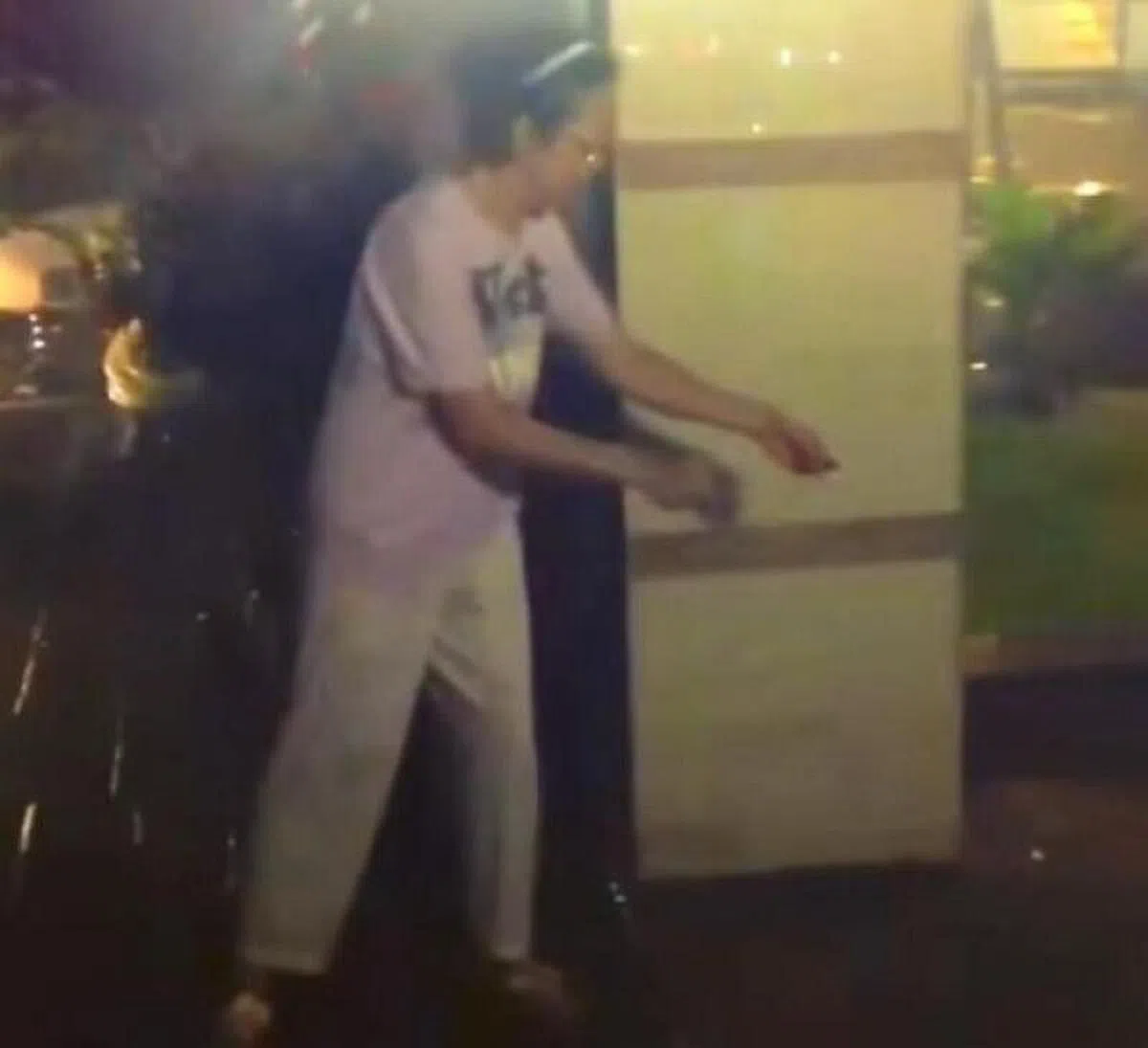 王冠逸的母亲生前在春节期间放鞭炮。（视频截图）