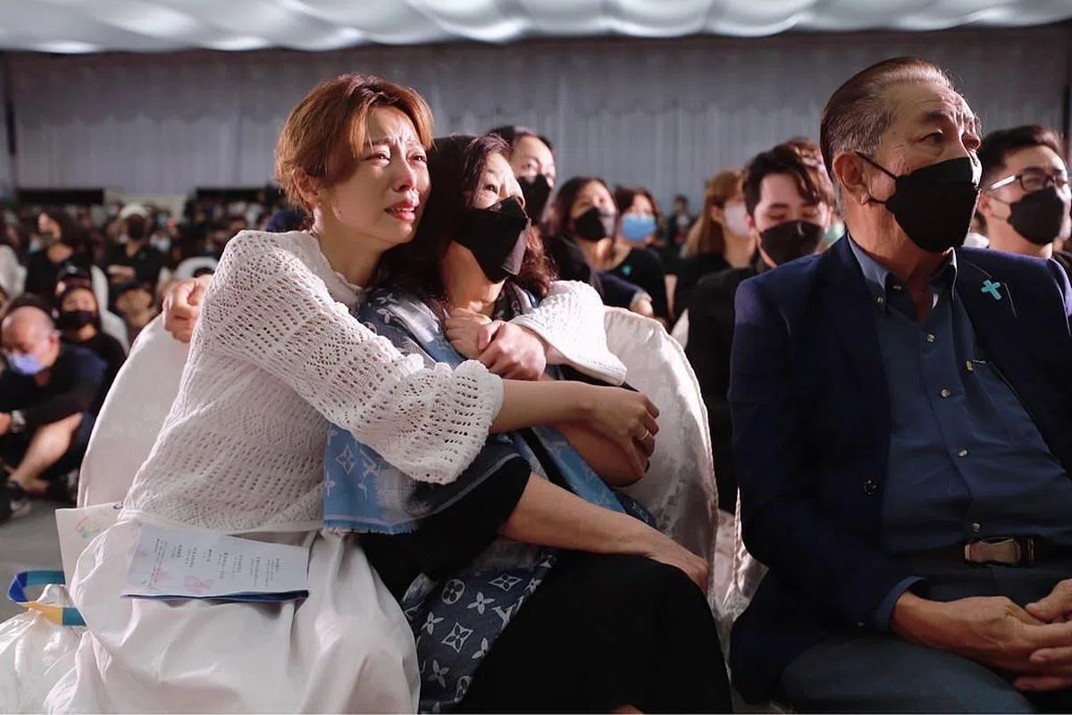 王瞳抱着家婆痛哭。（图/互联网）