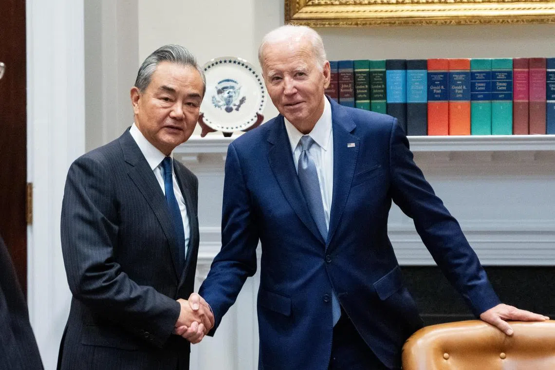 美国总统拜登（右）10月27日在白宫会见中国外长王毅。（新华社）