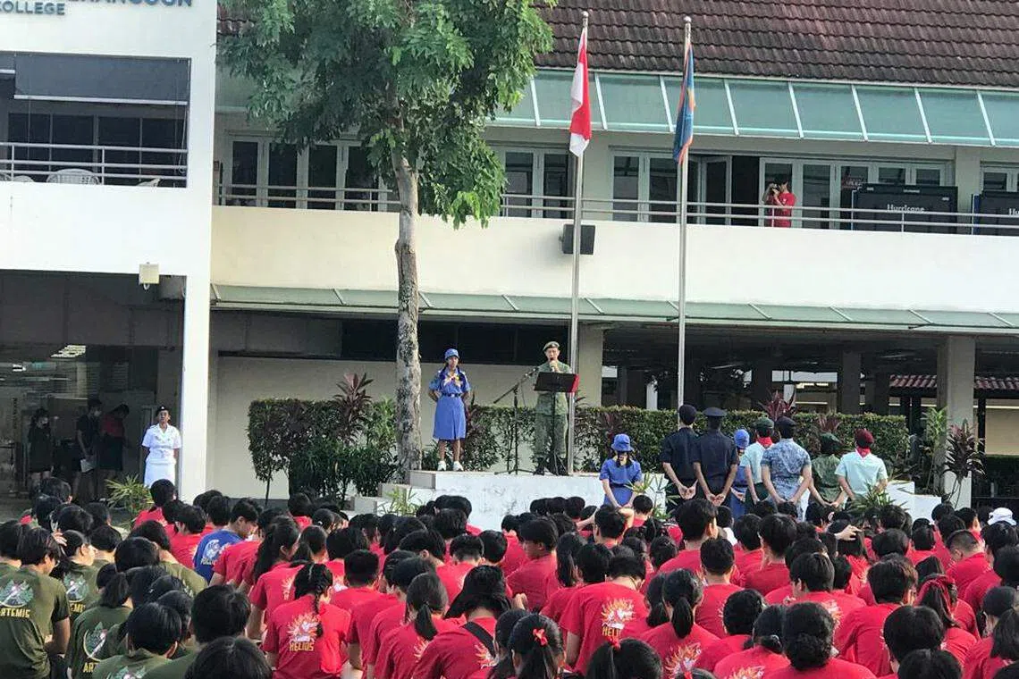 身穿军装的院长王有成念出了教育部长陈振声的学校国庆寄语，并祝愿首次House Olympus顺利举行。（安德逊实龙岗初级学院提供）