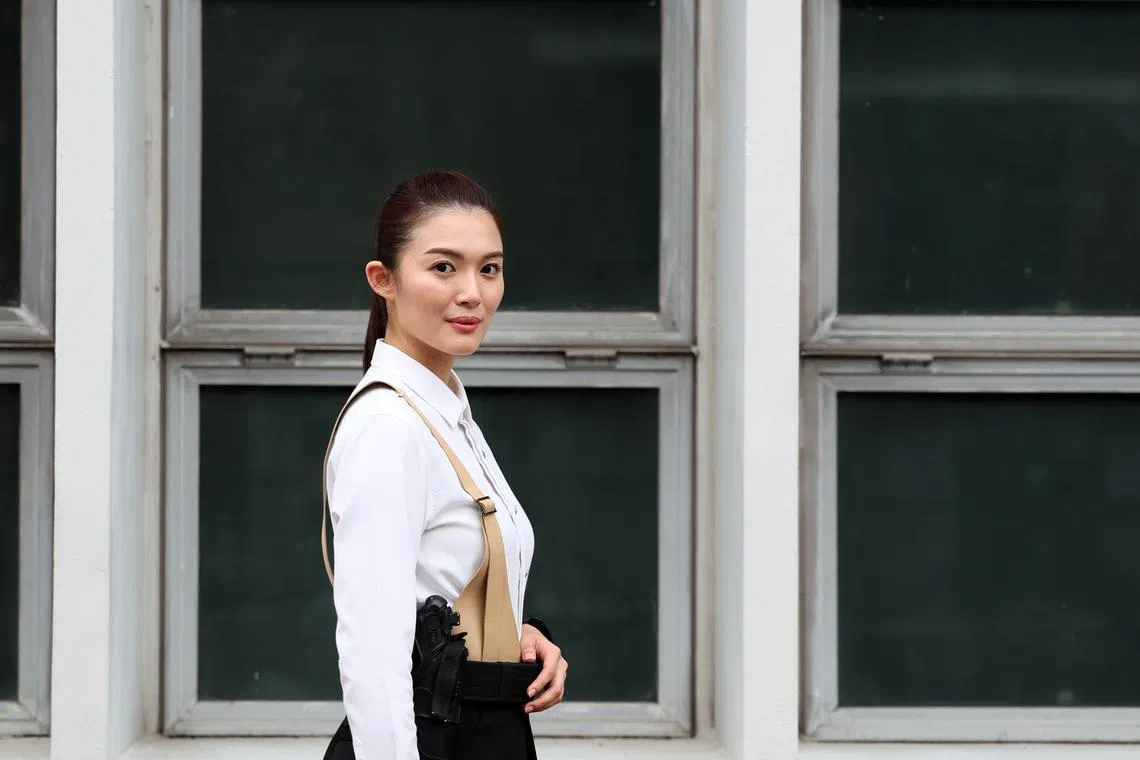 周智慧饰演的老师死后到了地府，成了帅气的特警。（龙国雄摄）